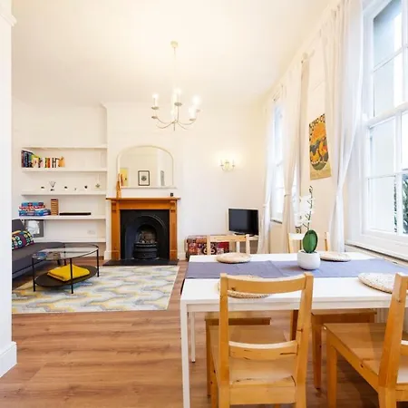 The Parade Central Flat With Parking Апартаменты *